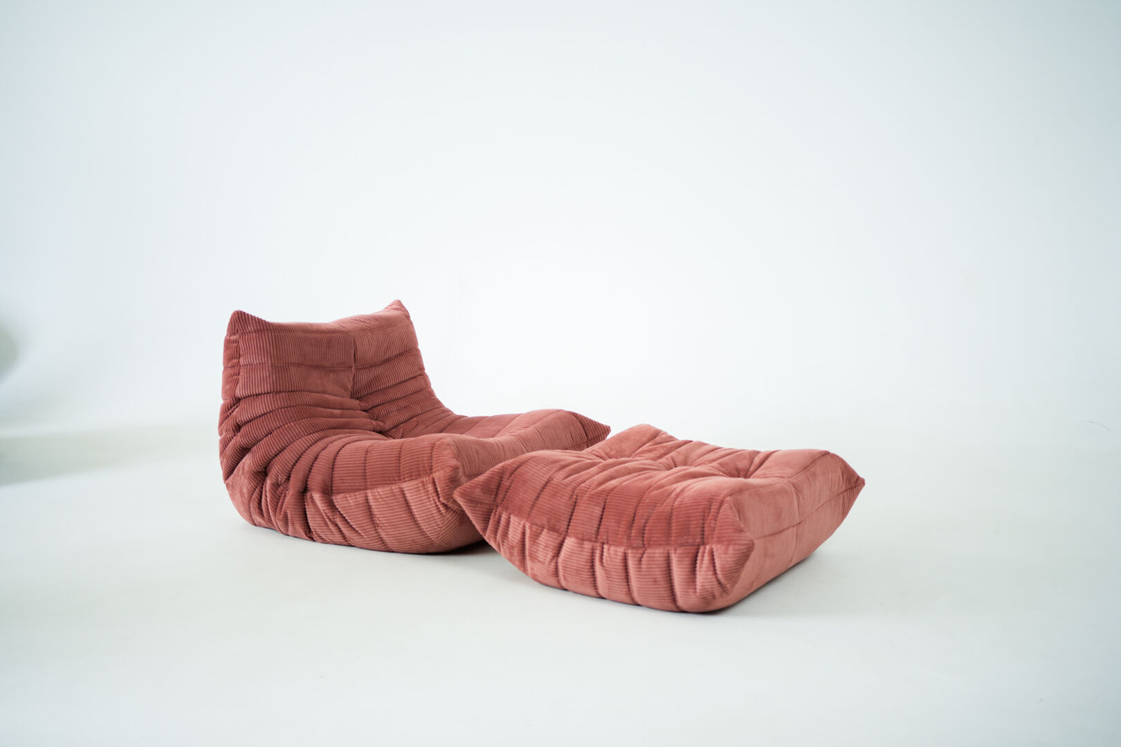 Ensemble de chaise et pouf Togo en velours côtelé framboise