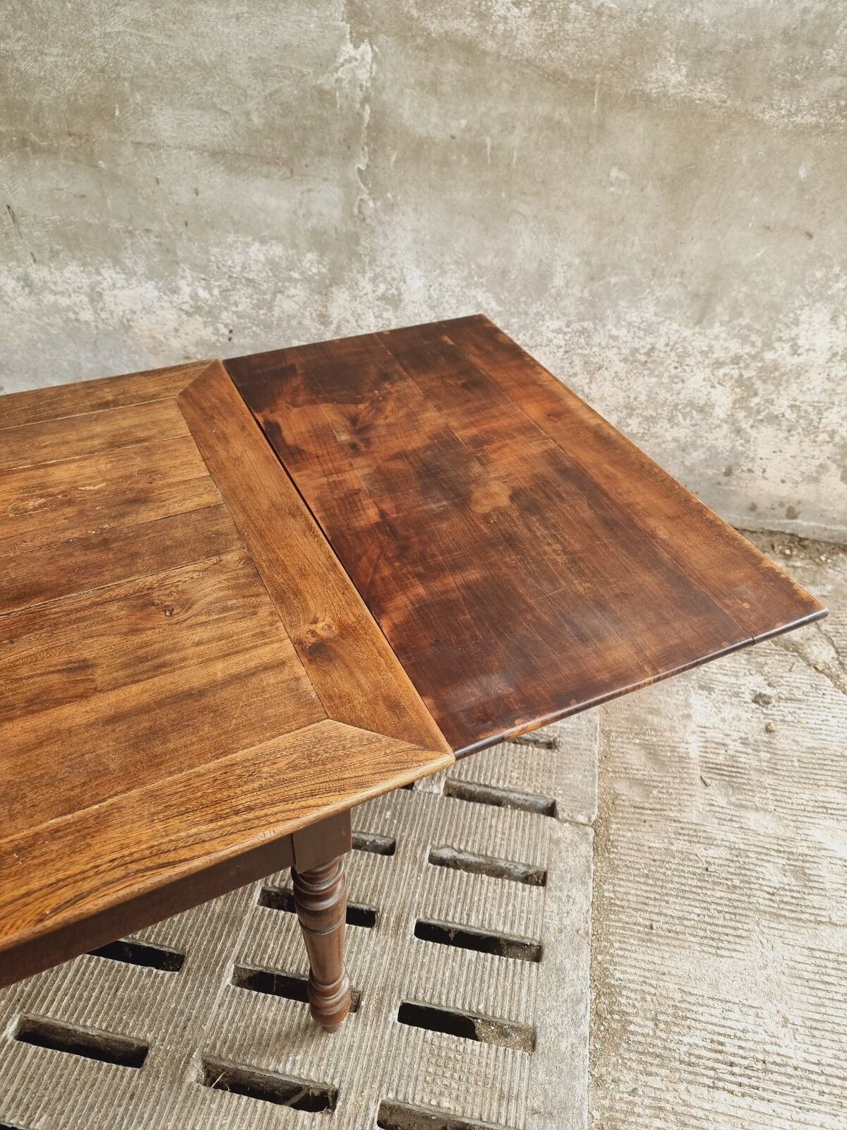Extendable dining table elm wood