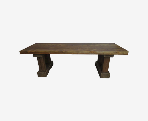 Table brutaliste