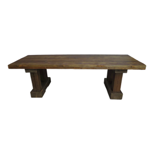 Table brutaliste