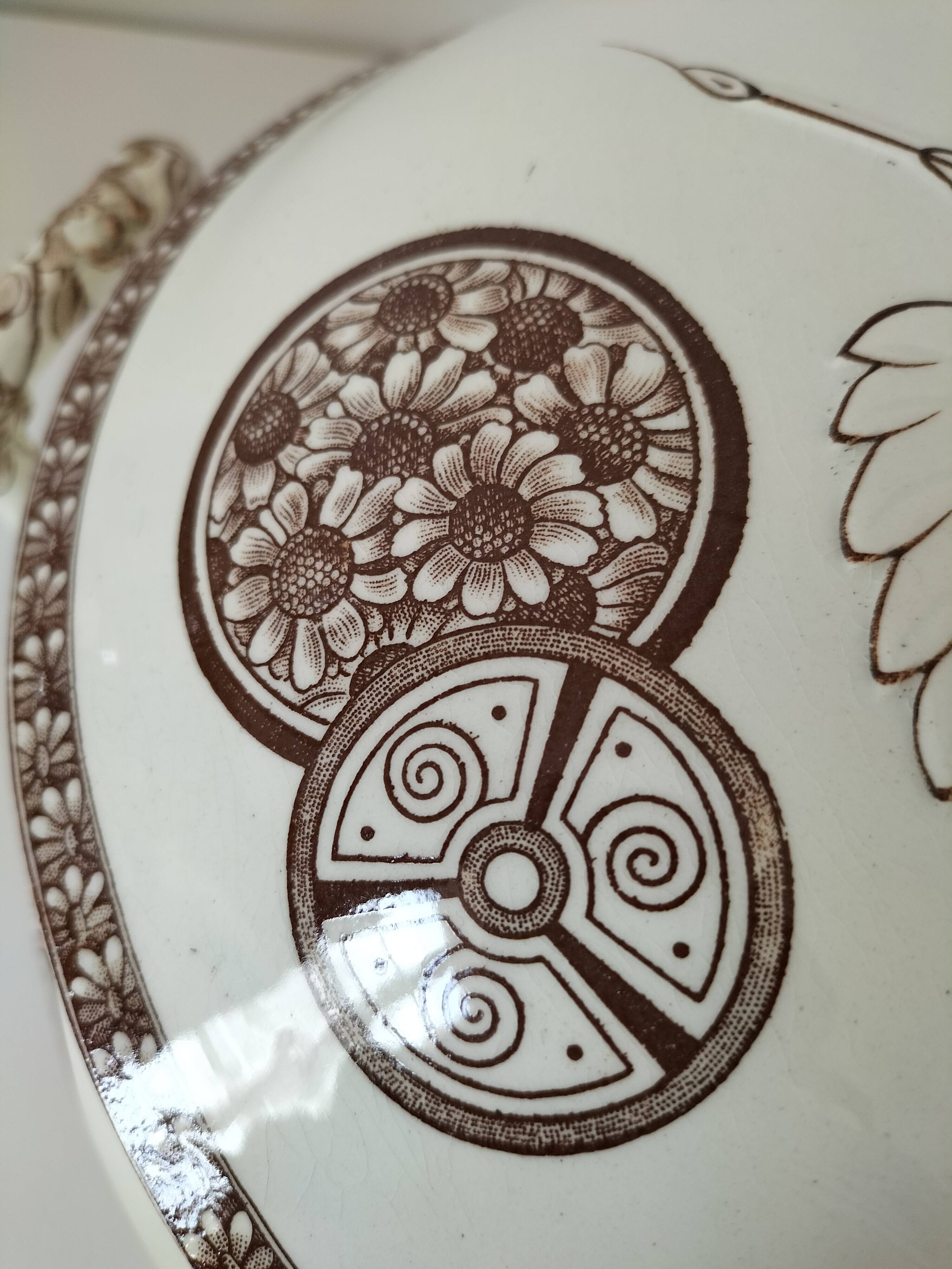 Soupière ancienne en terre de fer – décor "Marguerite", Grand Dépôt Paris