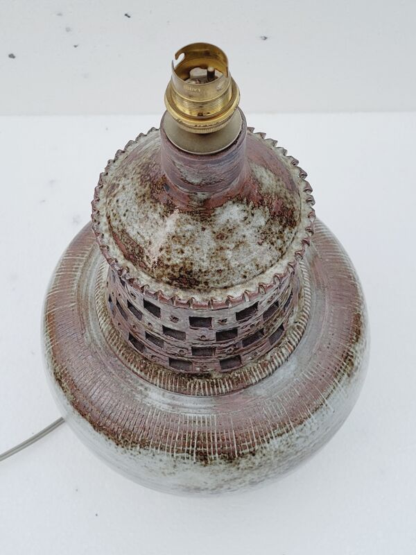 Pied de lampe vintage en céramique ajourée email marron gris signé