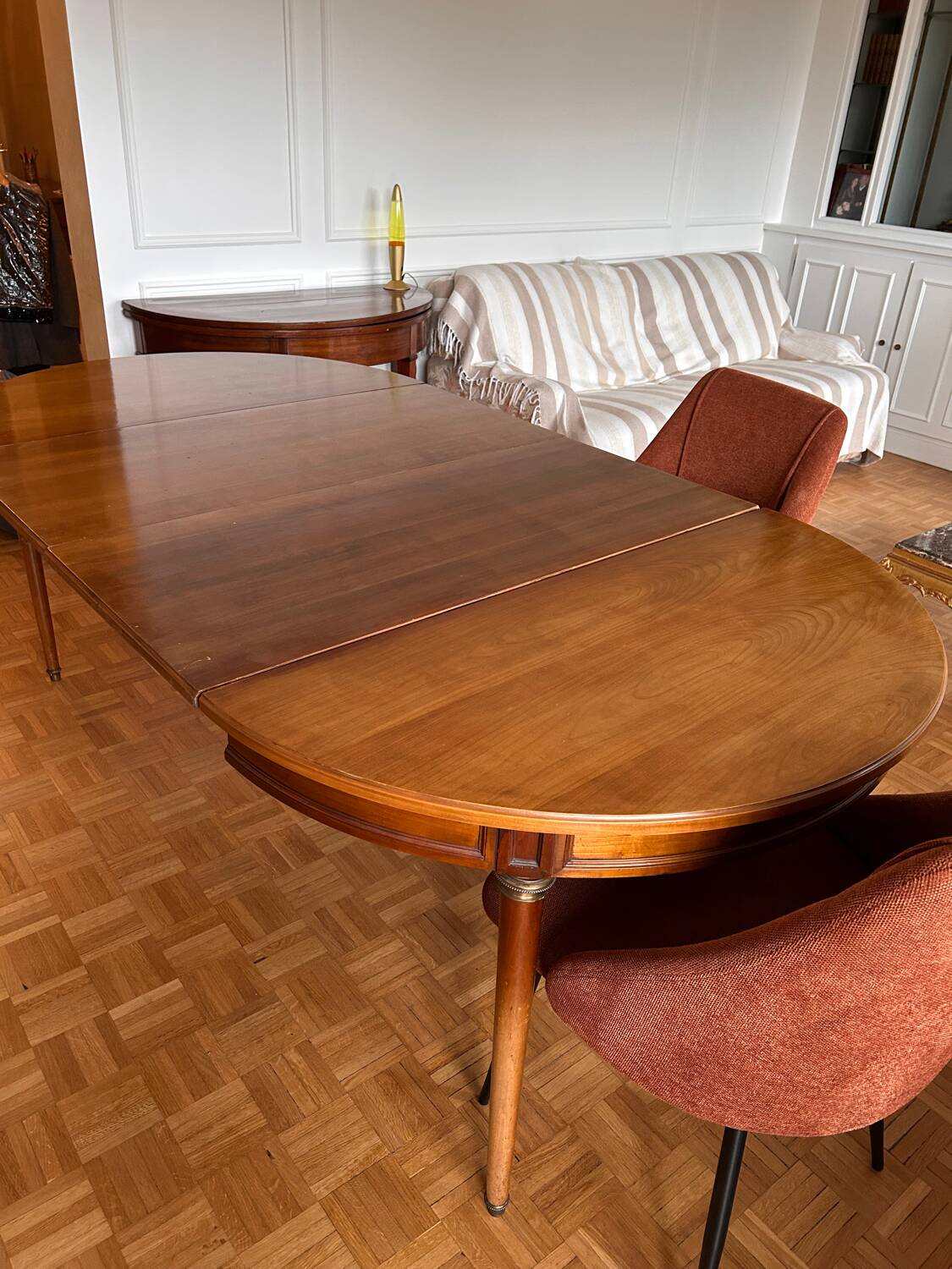 Louis XVI round table in solid wood – extendable to 210 cm – 2 extensions