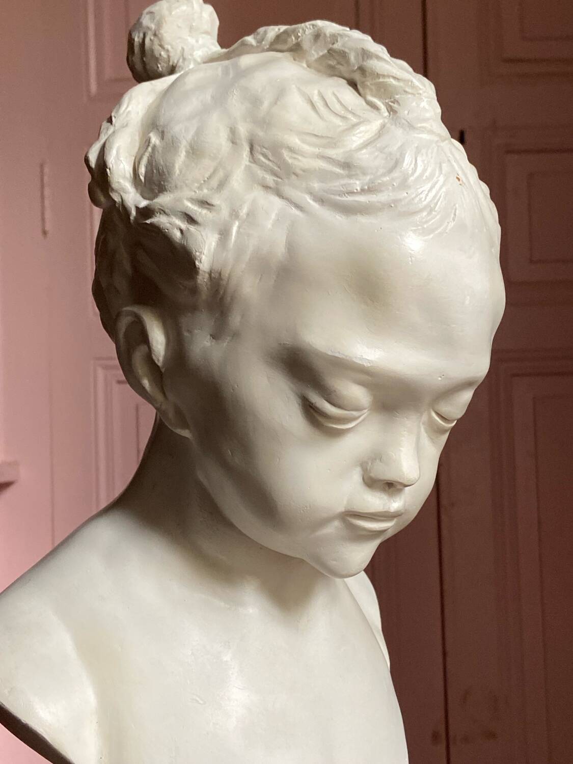 Sculpture en plâtre, buste d’enfant la boudeuse