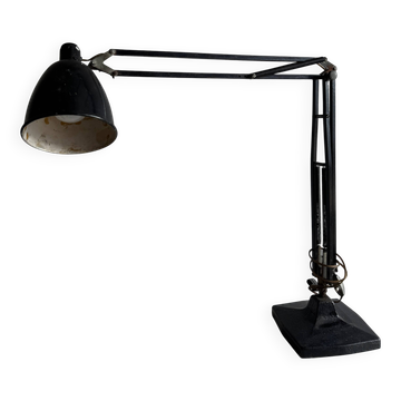 Lampe de bureau articulée de style industriel vintage en métal noir avec base en fonte et bras réglable