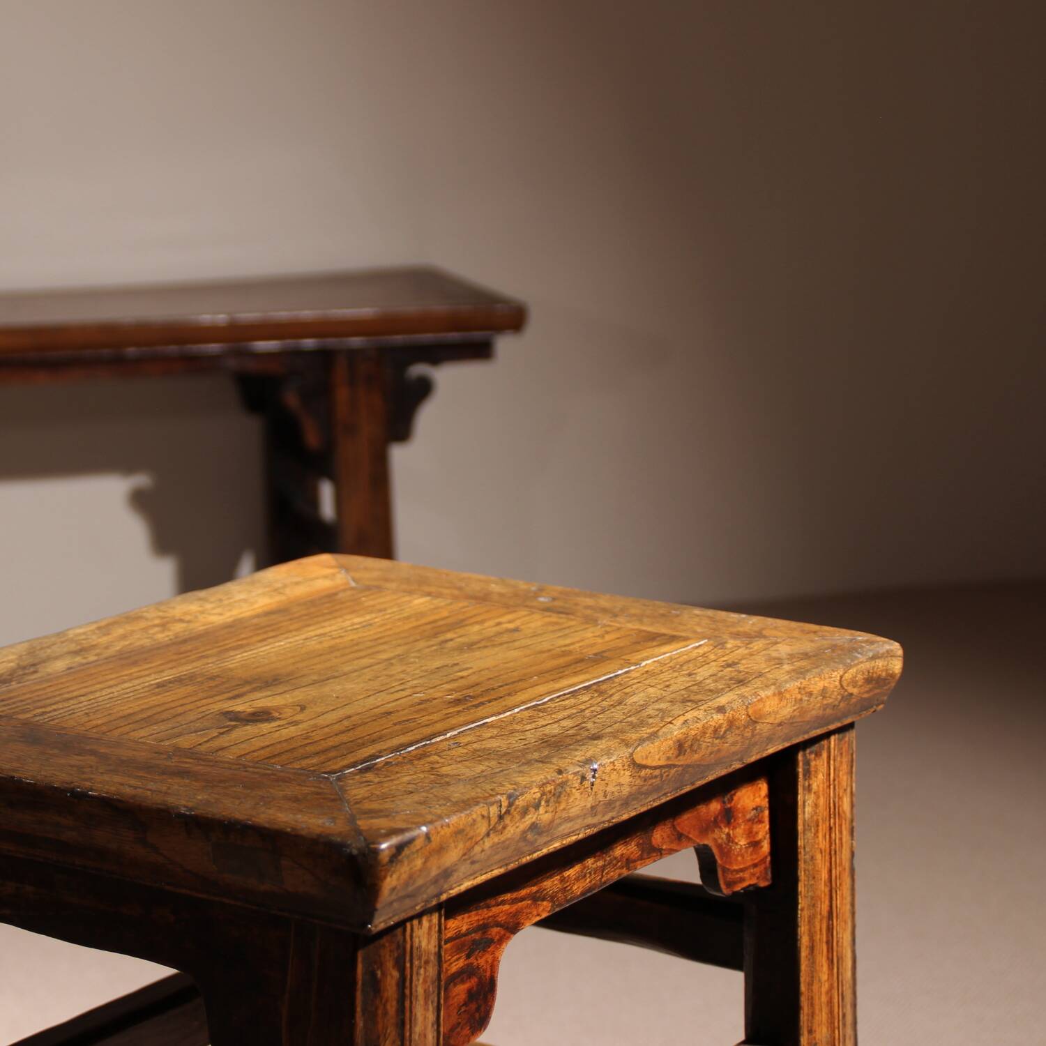 Ensemble de banc, tabouret et table basse 'Wabi Sabi' primitif en chêne massif.