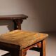 Ensemble de banc, tabouret et table basse 'Wabi Sabi' primitif en chêne massif.