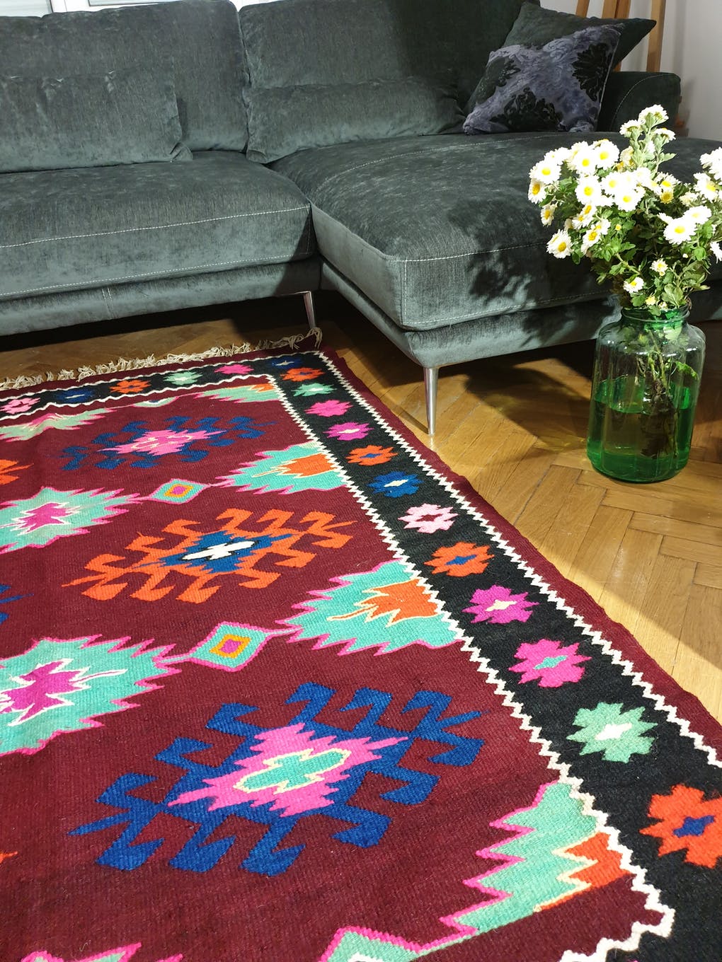 Tapis kilim brun et turquoise roumain avec des couleurs d'accent faites dans des maramures 140x190cm
