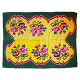 Tapis vintage en laine avec des fleurs roses sur fond vert et jaune fabriqué à la main en Transylvanie