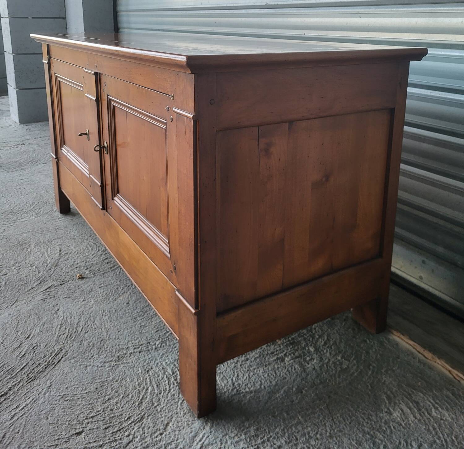 Buffet bas, bahut en bois massif chevillé