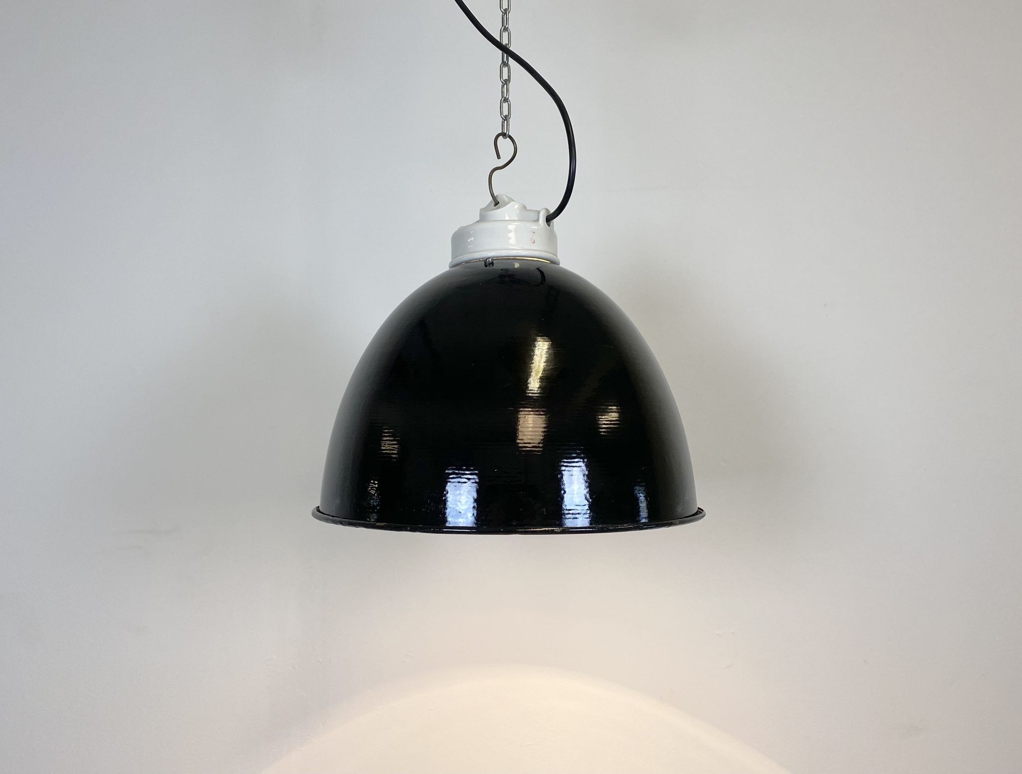 Suspension industrielle en émail noir avec dessus en porcelaine, années 50