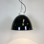 Suspension industrielle en émail noir avec dessus en porcelaine, années 50
