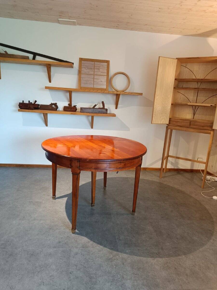DINING TABLE IN EXOTIC WOOD IN PERFECT CONDITION