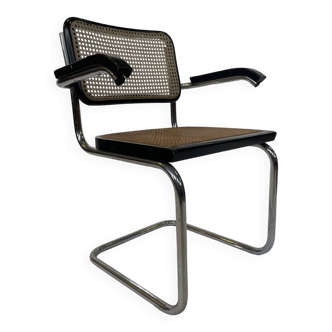 Chaise Cesca B64 avec accoudoirs by Marcel Breuer Design en noir et chrome