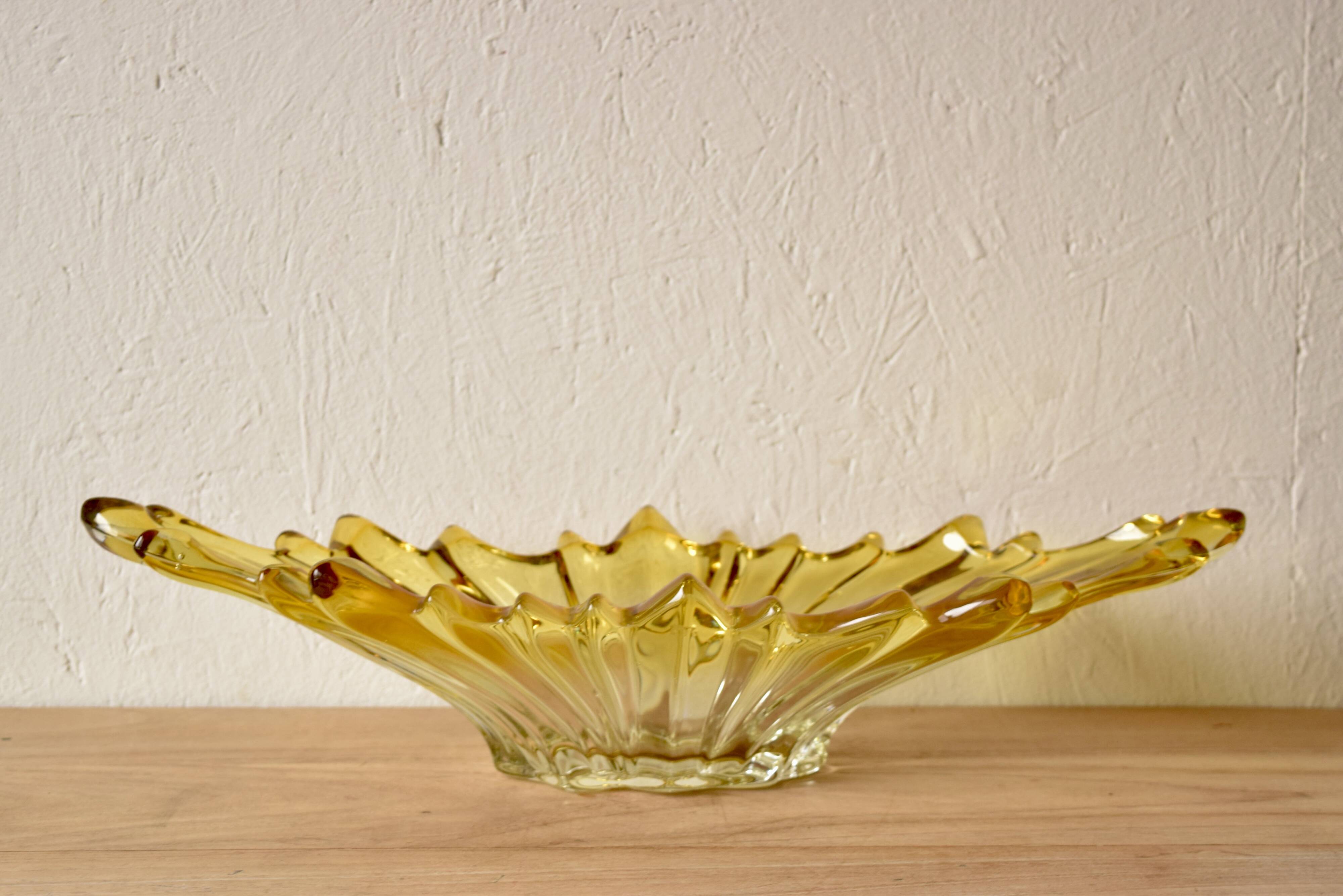 Corbeille vintage en verre moulé et teint en jaune