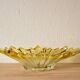 Corbeille vintage en verre moulé et teint en jaune