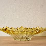 Corbeille vintage en verre moulé et teint en jaune