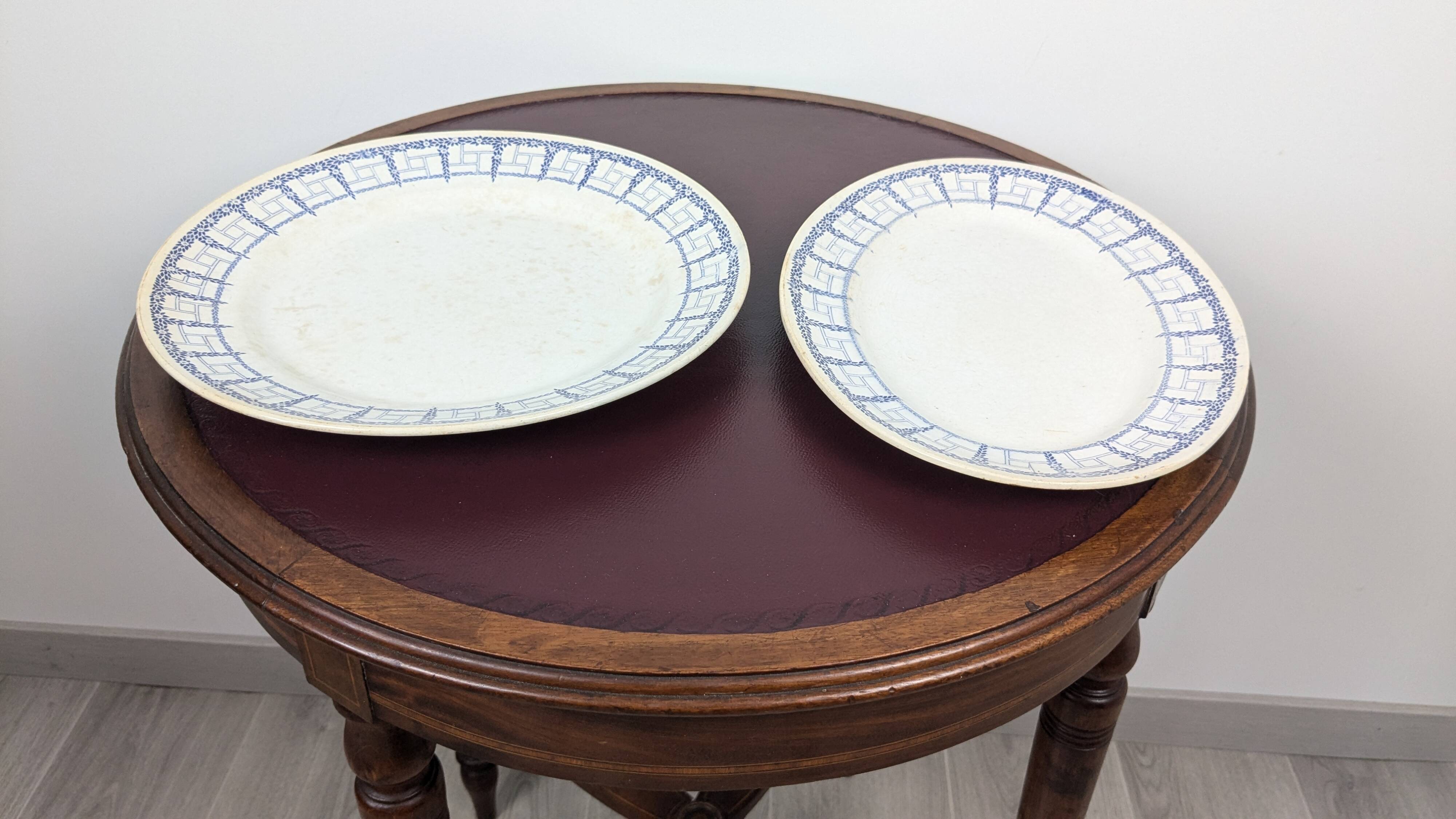 Paire de plats en faïence des Nouvelles Galeries, modèle Marly