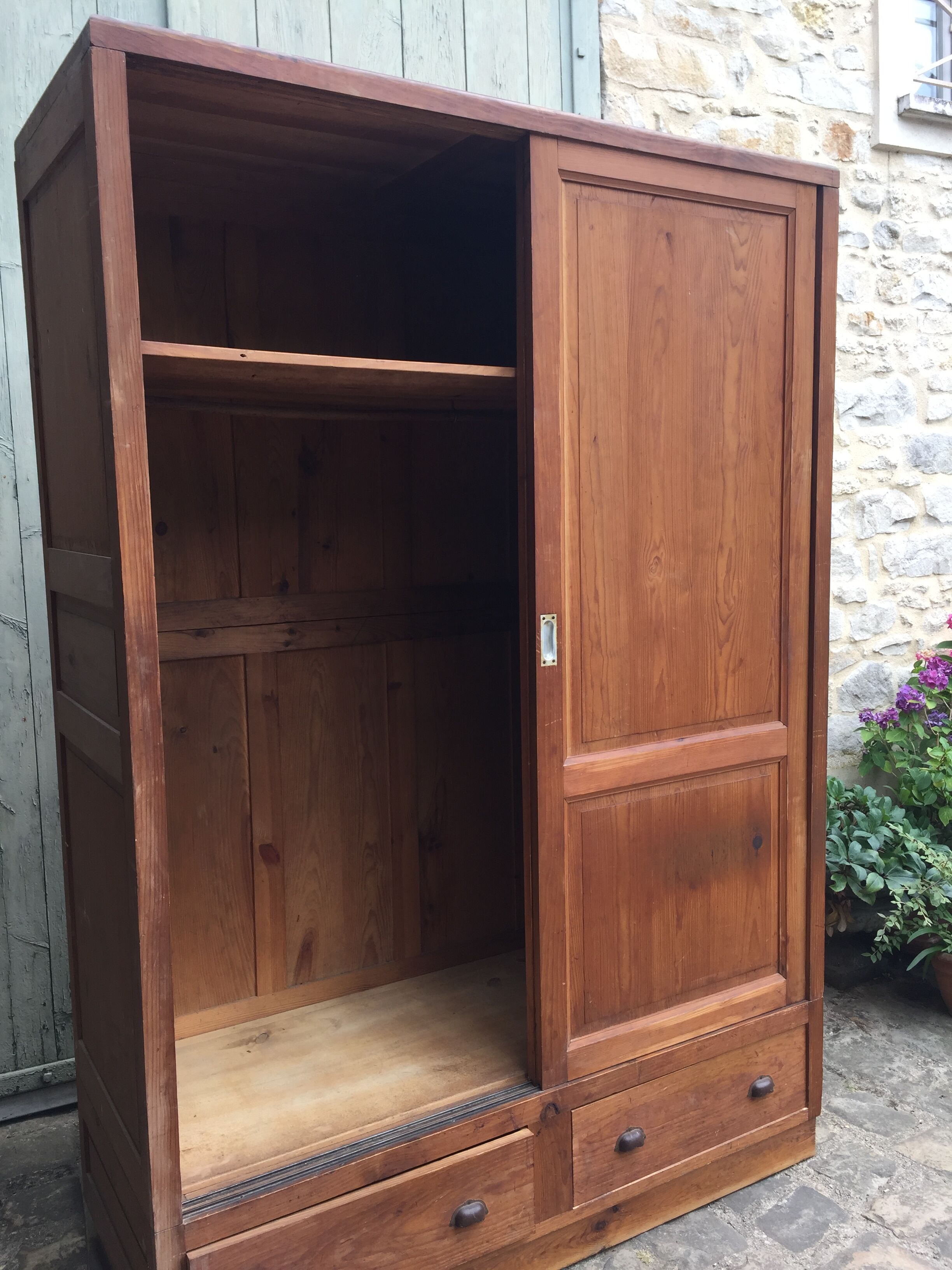 Sliding-door wardrobe in pitchpin