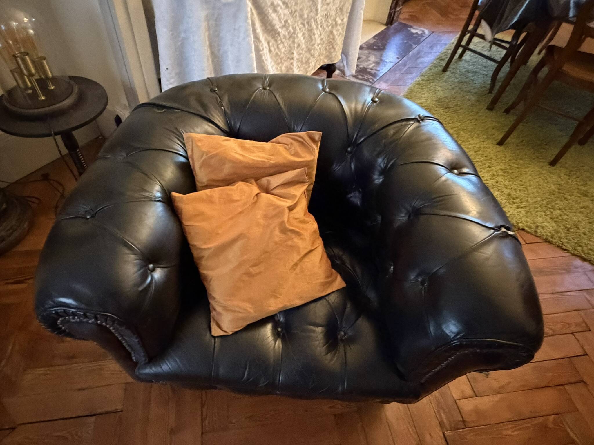 Canapé Chesterfield cuir noir + paire de fauteuils