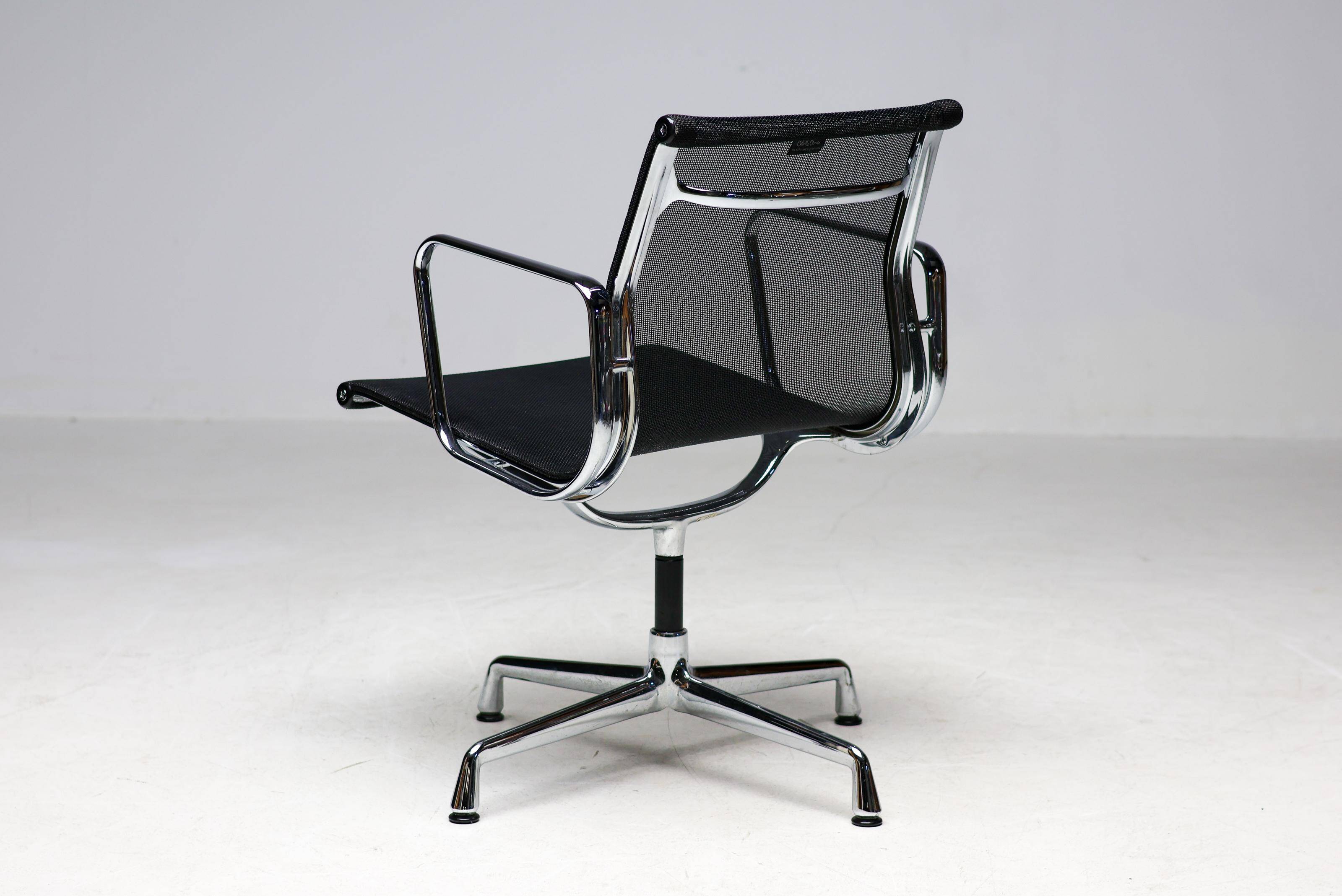Ensemble de quatre chaises pivotantes EA108 Eames "Aluminium Group" par Vitra en noir