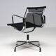 Ensemble de quatre chaises pivotantes EA108 Eames "Aluminium Group" par Vitra en noir