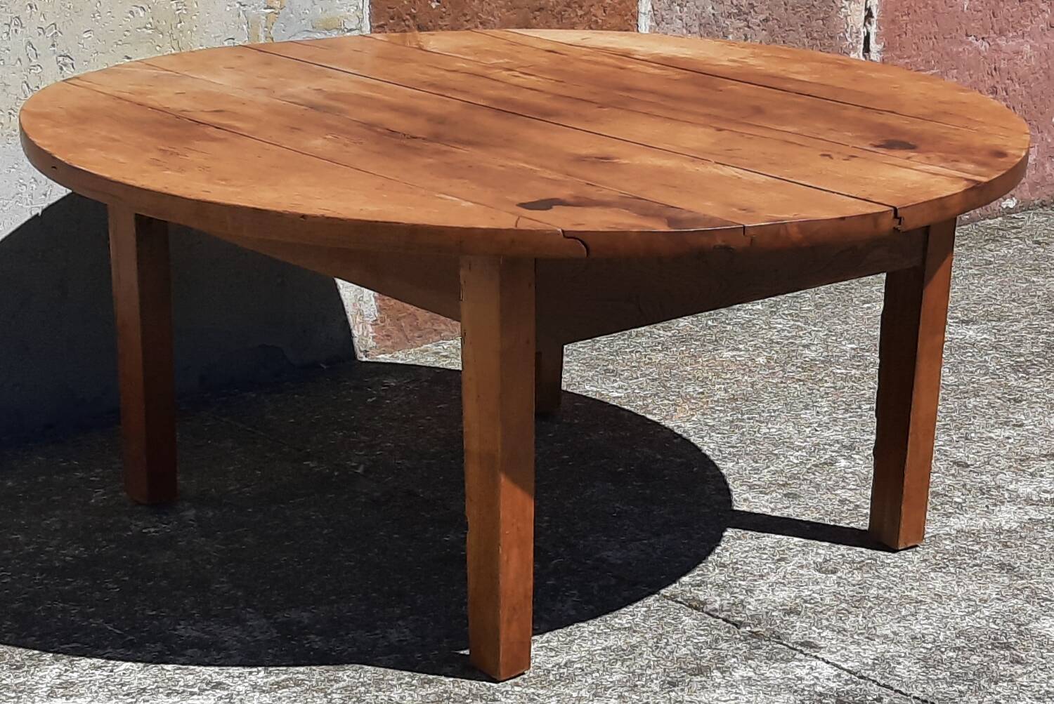 Folding coffee table.