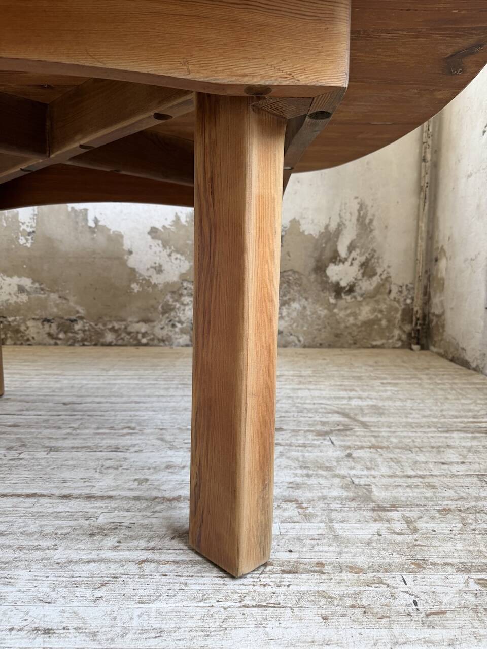 Round XL constructivist table