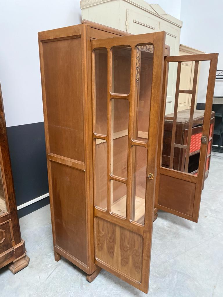 Armoire vitrée en bois