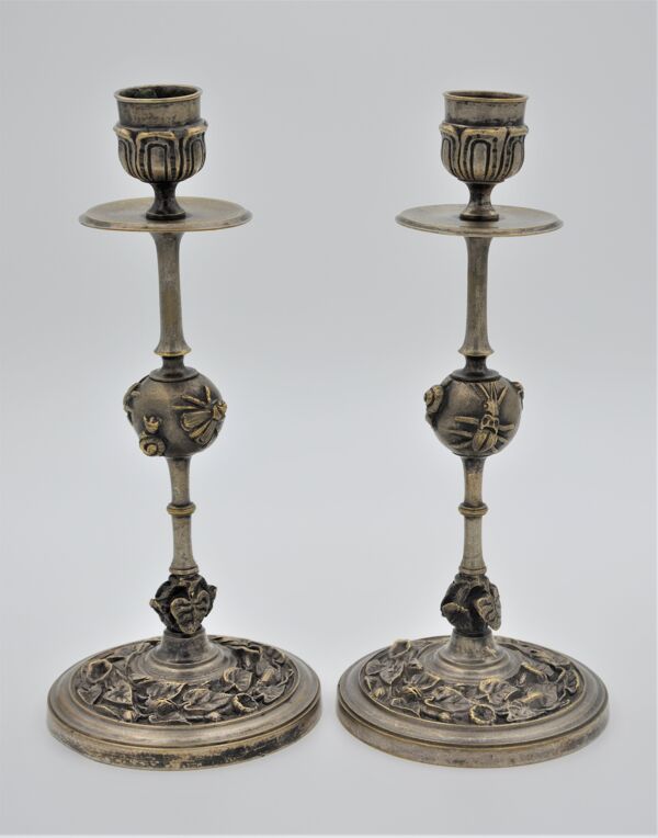 Paire d'anciens bougeoirs bronze doré