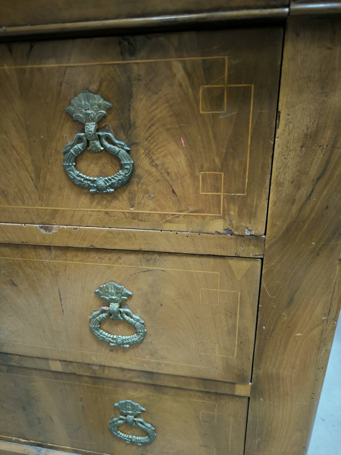 Restoration period chest of drawers in flamed walnut