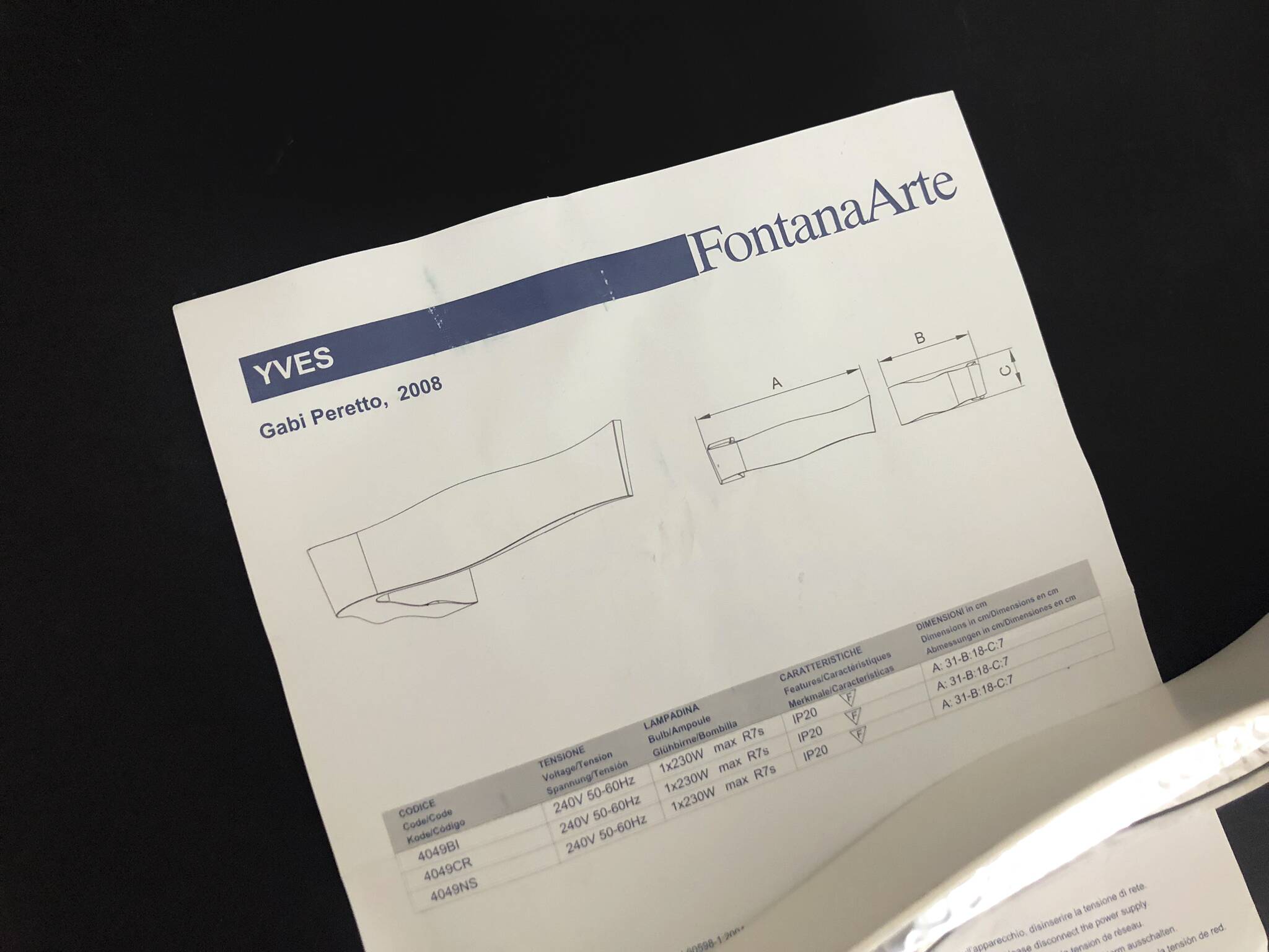 Pair of Italian wall lights Fontana Arte Yves white 2008