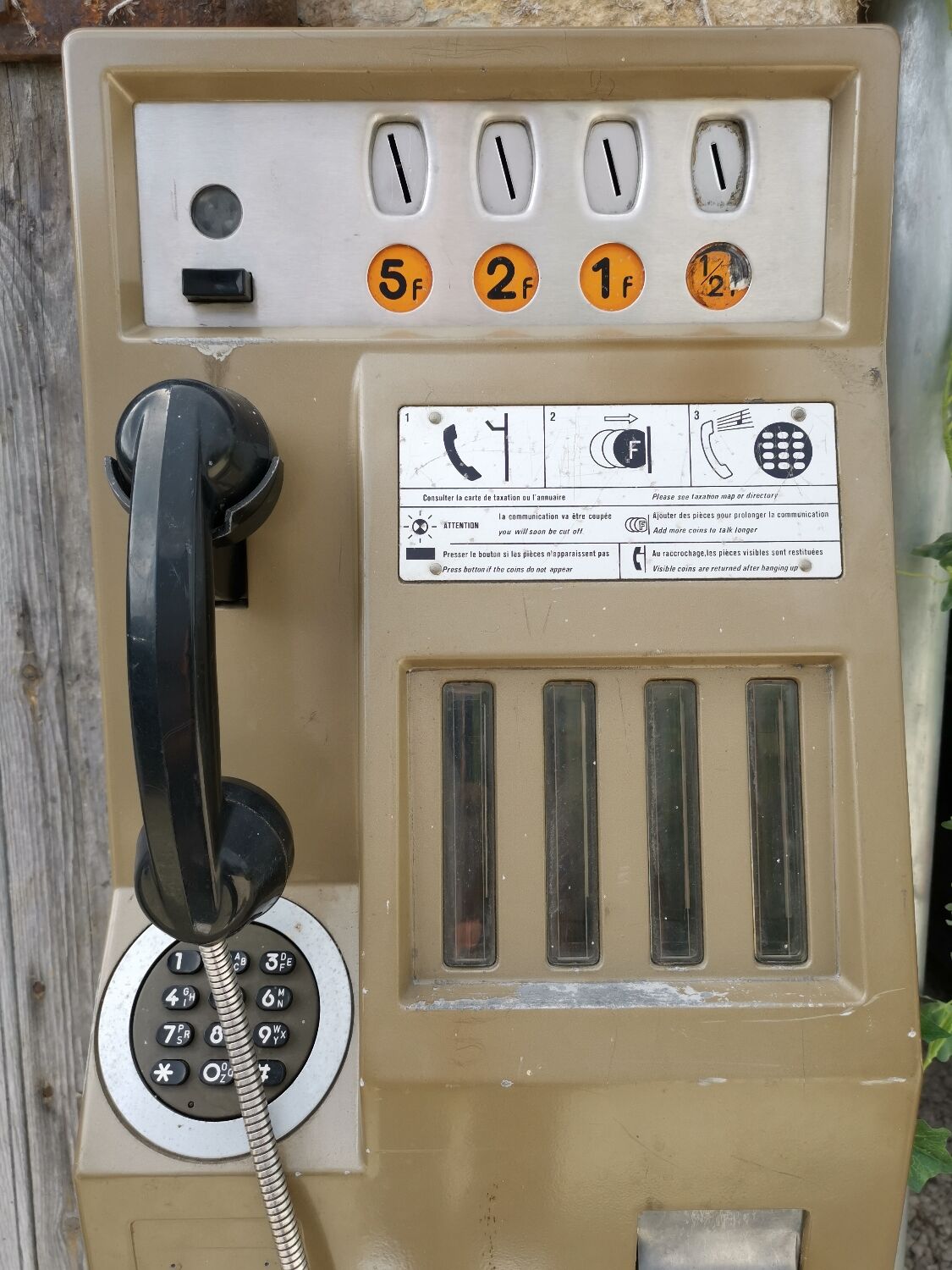 Coin-operated cabin payphone