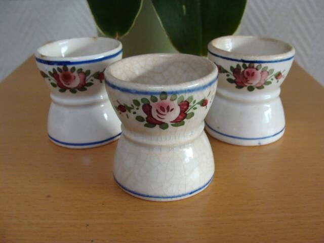 Antique diabolo egg cups