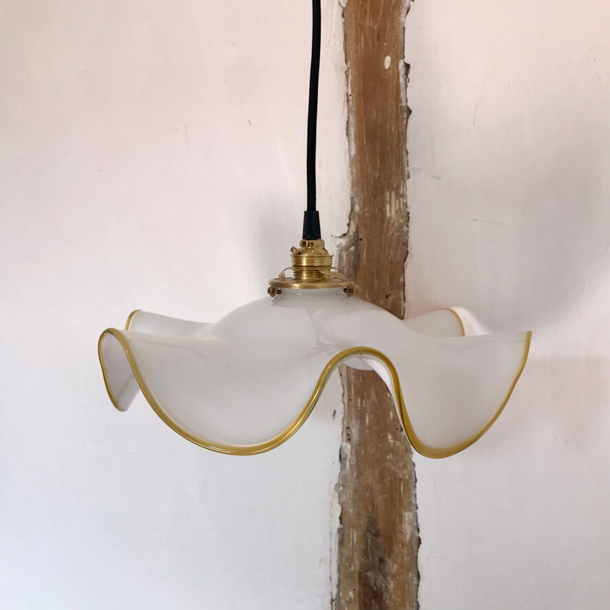White and yellow opaline suspension