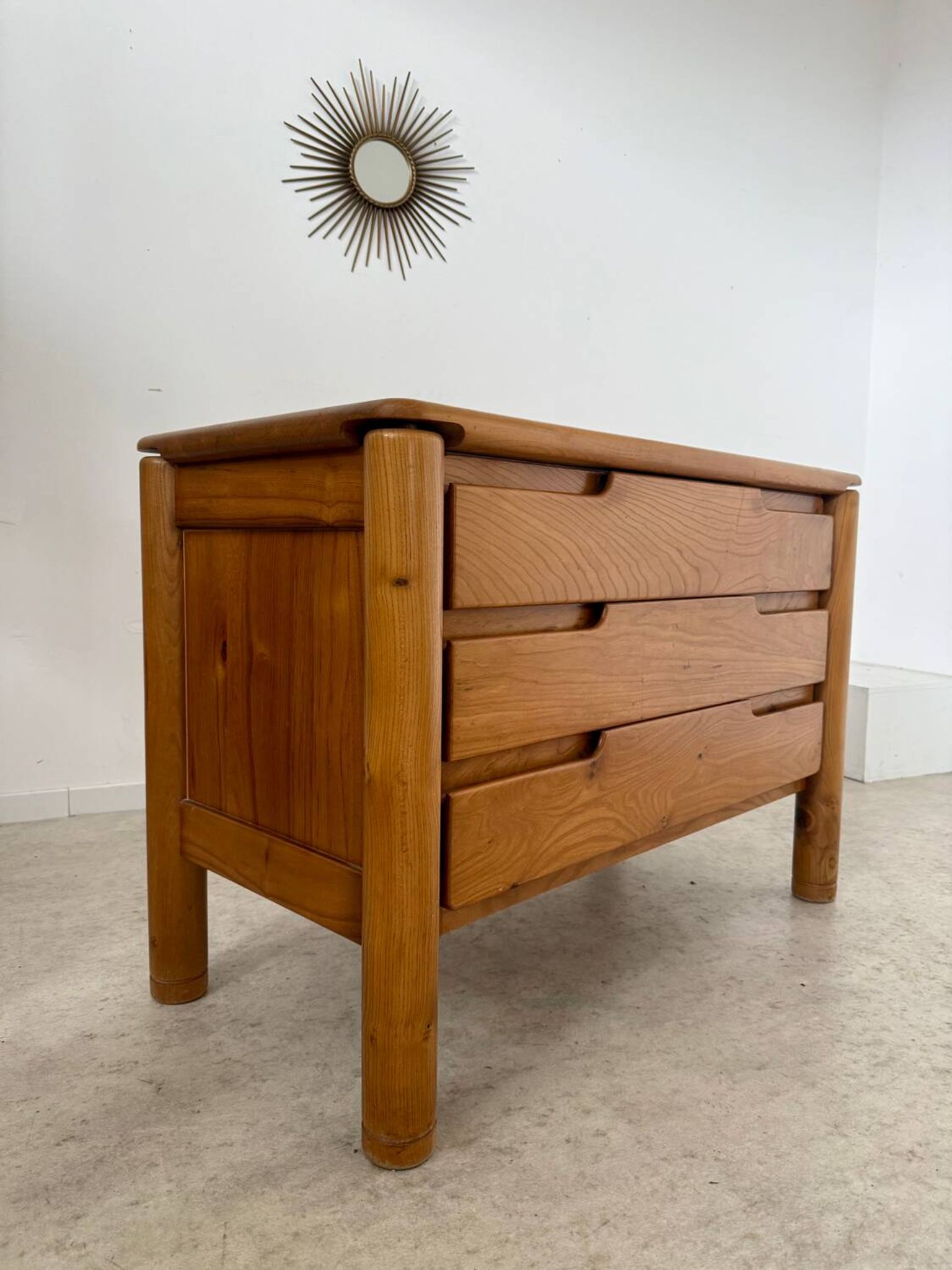 Commode en orme massif Maison Regain, France années 60