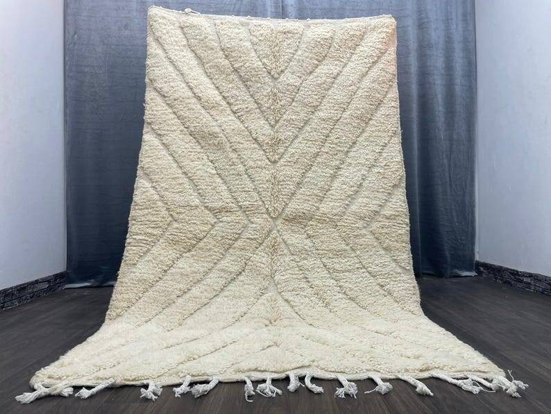 Handcrafted Moroccan rug decorated 250cm x 150cm