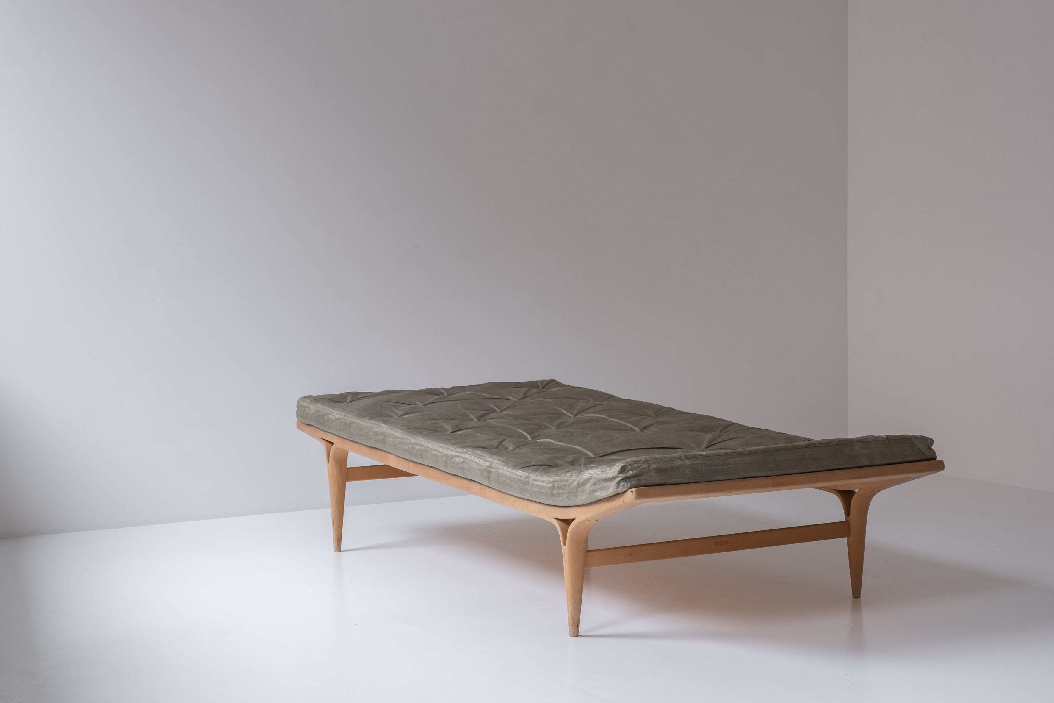 'Berlin' daybed designed by Bruno Mathsson for Firma Karl Mathsson, Sweden 1969.