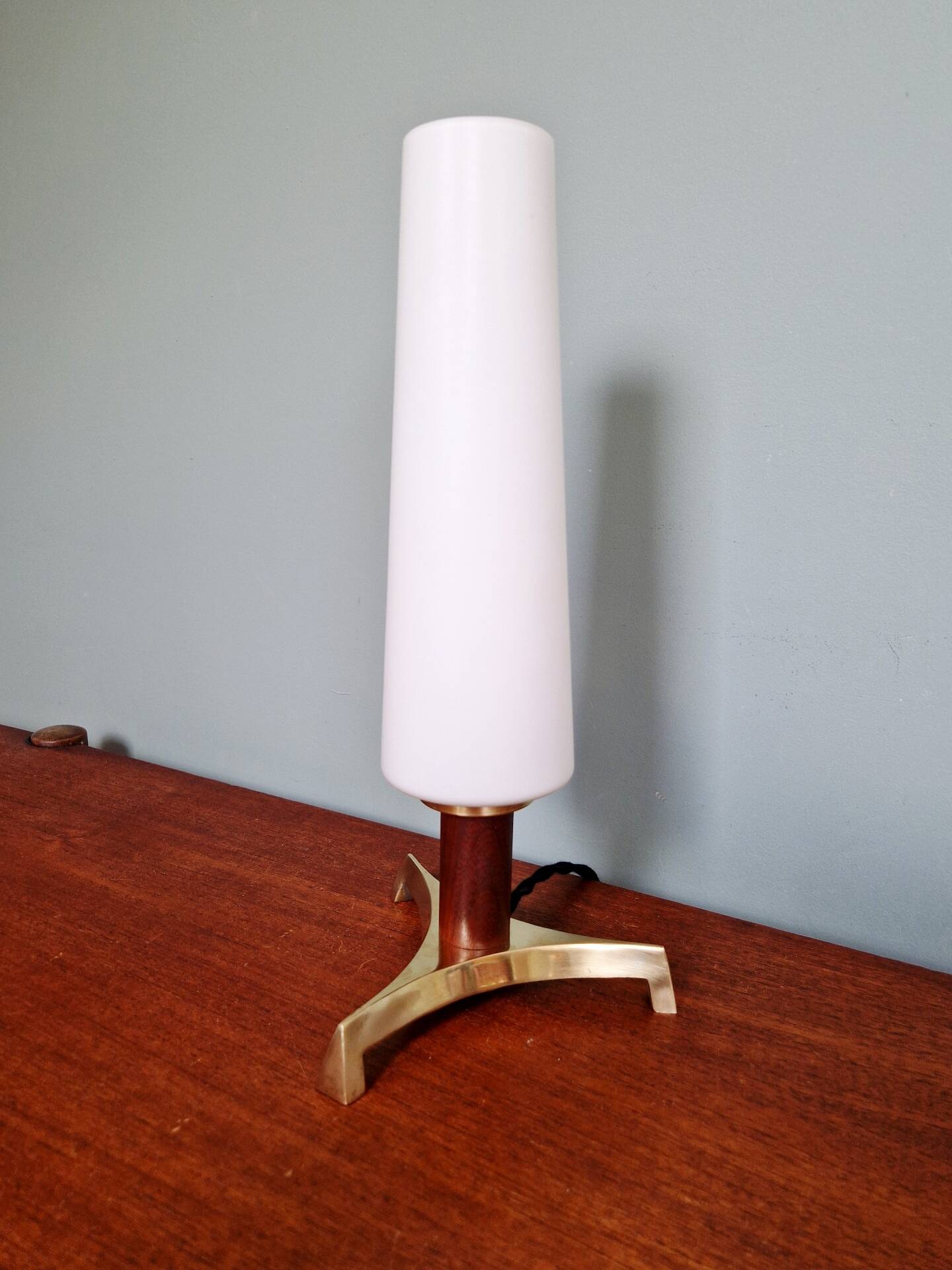 Lampe de table tripode en laiton et teck avec une bobèche tubulaire en opaline blanche satinée, design scandinave, années 1960.