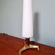 Lampe de table tripode en laiton et teck avec une bobèche tubulaire en opaline blanche satinée, design scandinave, années 1960.