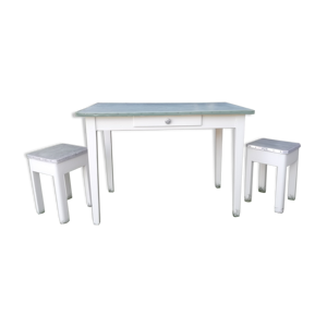 table de cuisine et deux