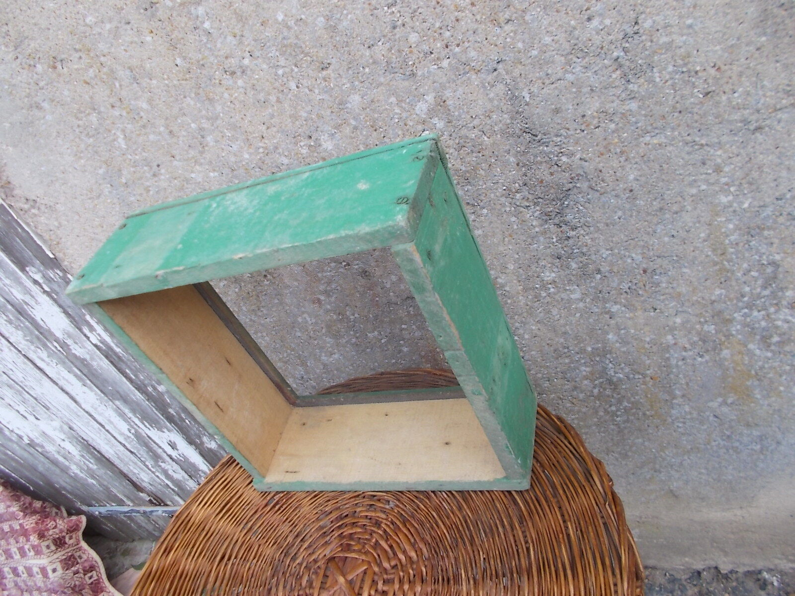 Square green wooden sieve