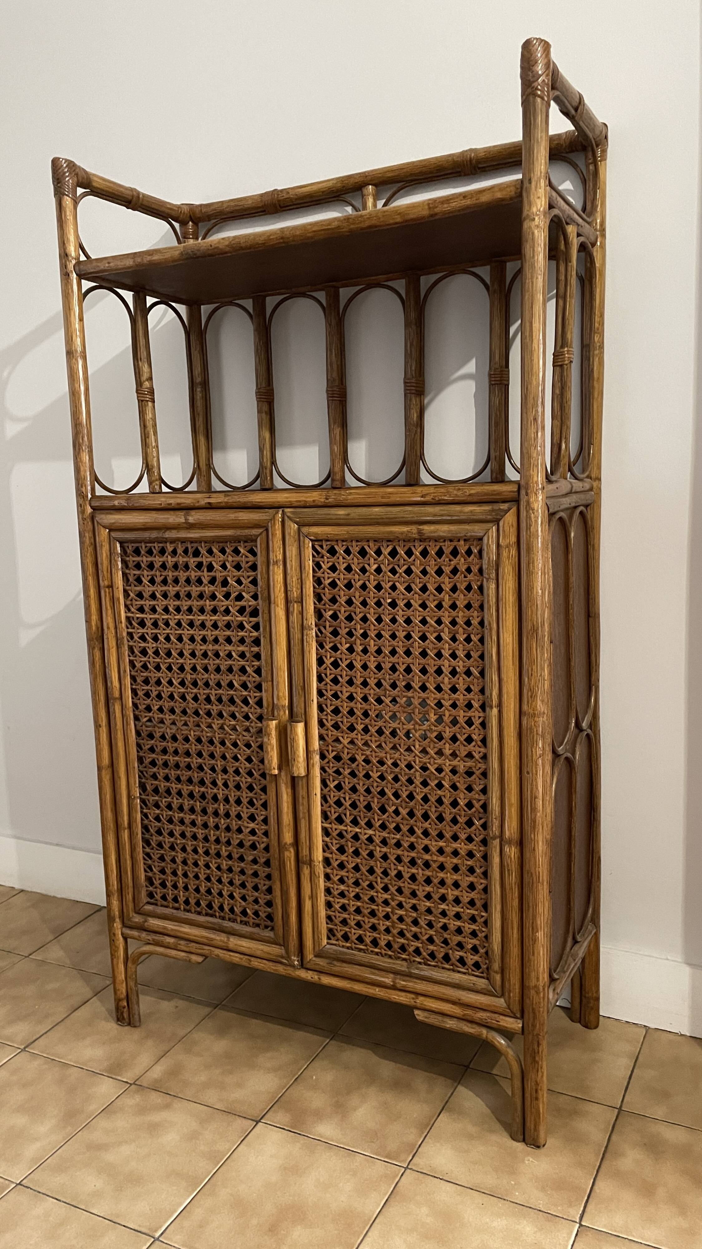 Shelf on wicker legs