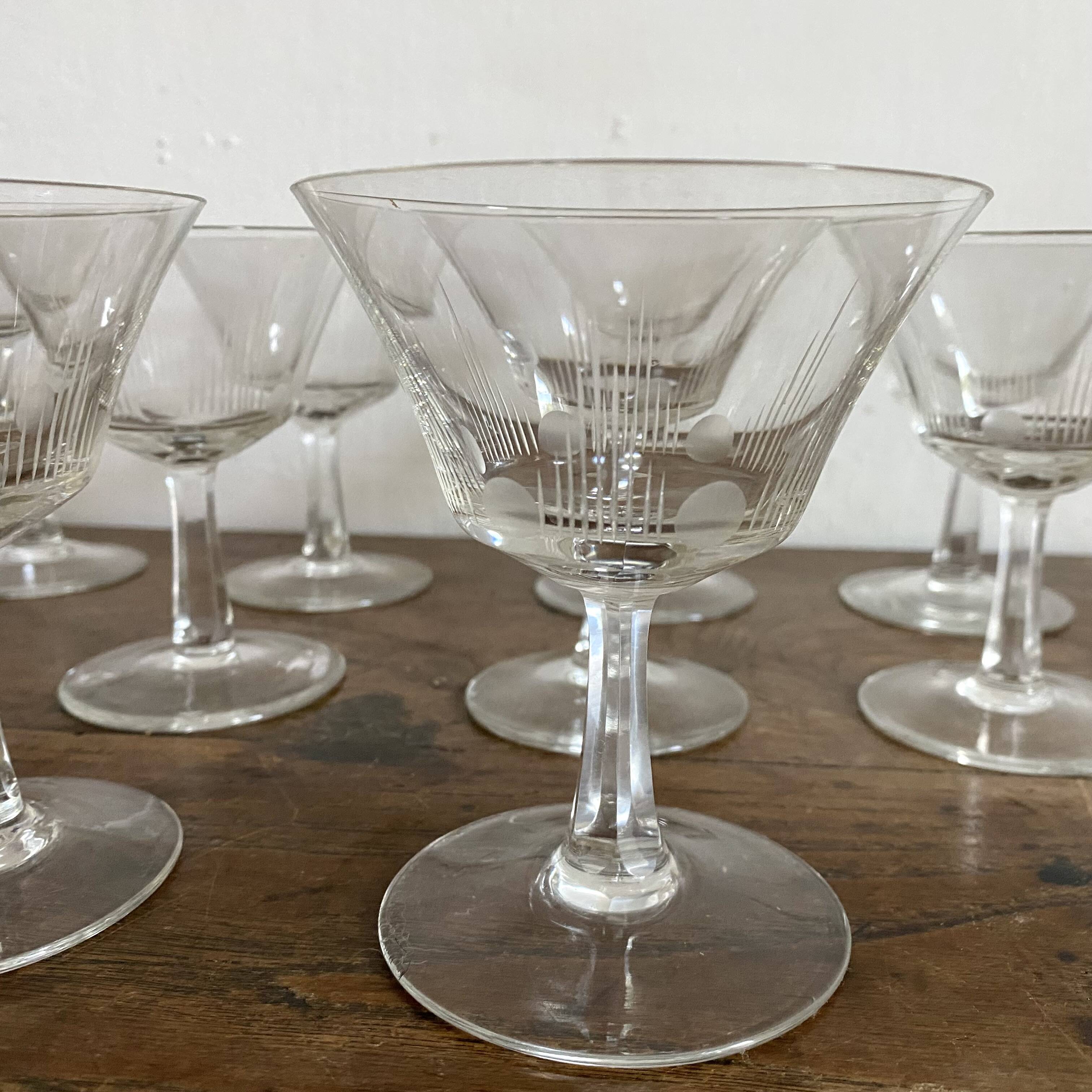 Coupes à champagne anciennes en verre gravé