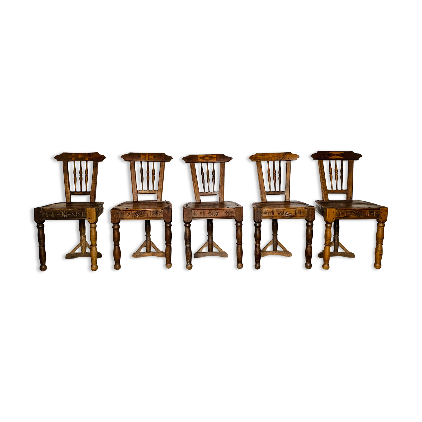 Ensemble de 5 chaises en bois, travail artisanal