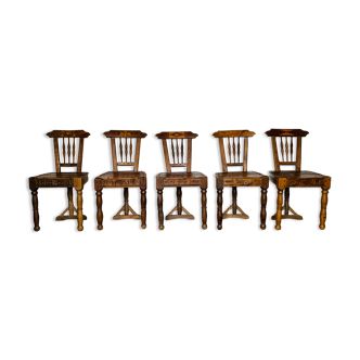 Ensemble de 5 chaises en bois, travail artisanal