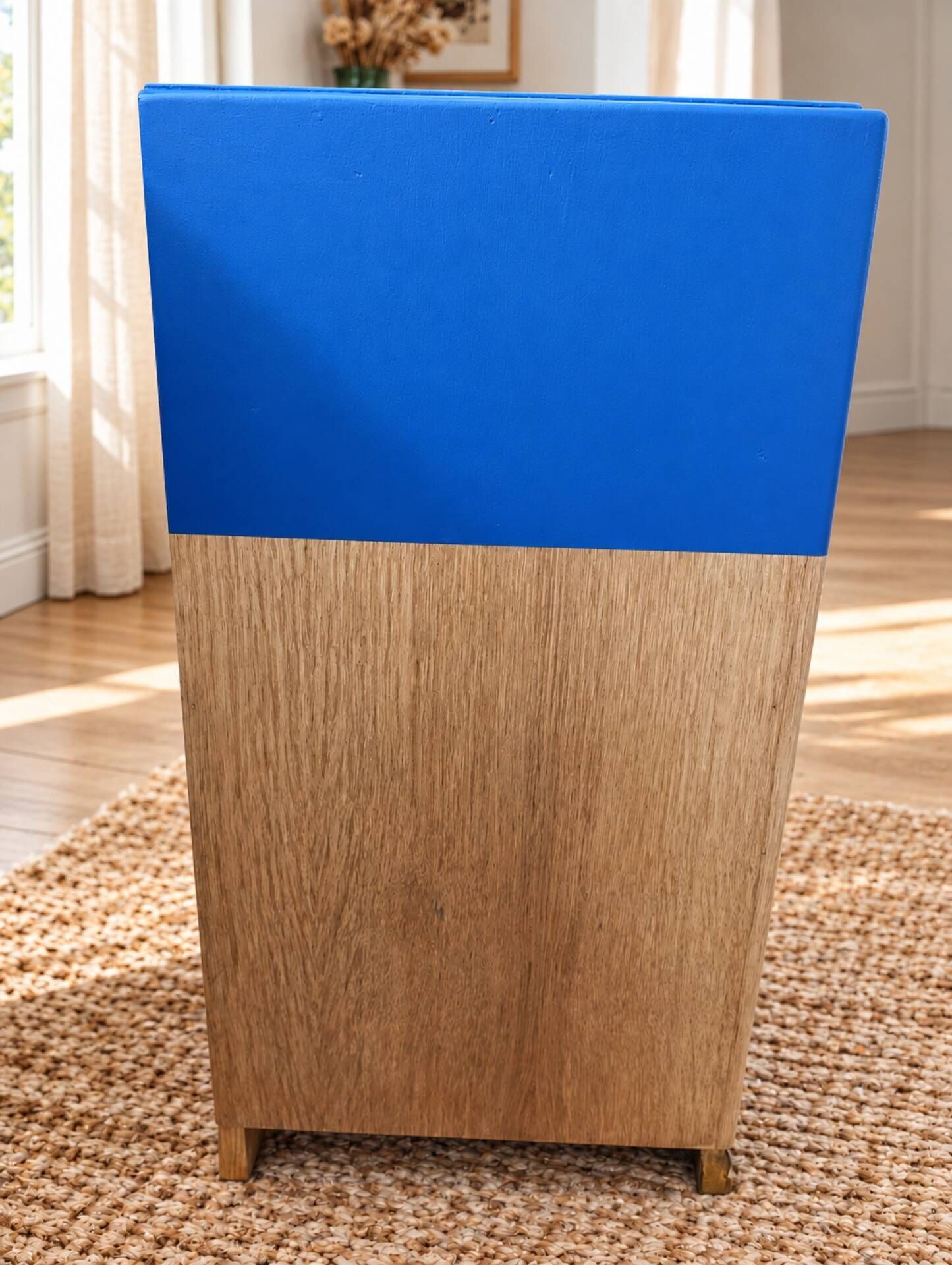 Commode ancienne en chêne – Bleu Nila & laiton