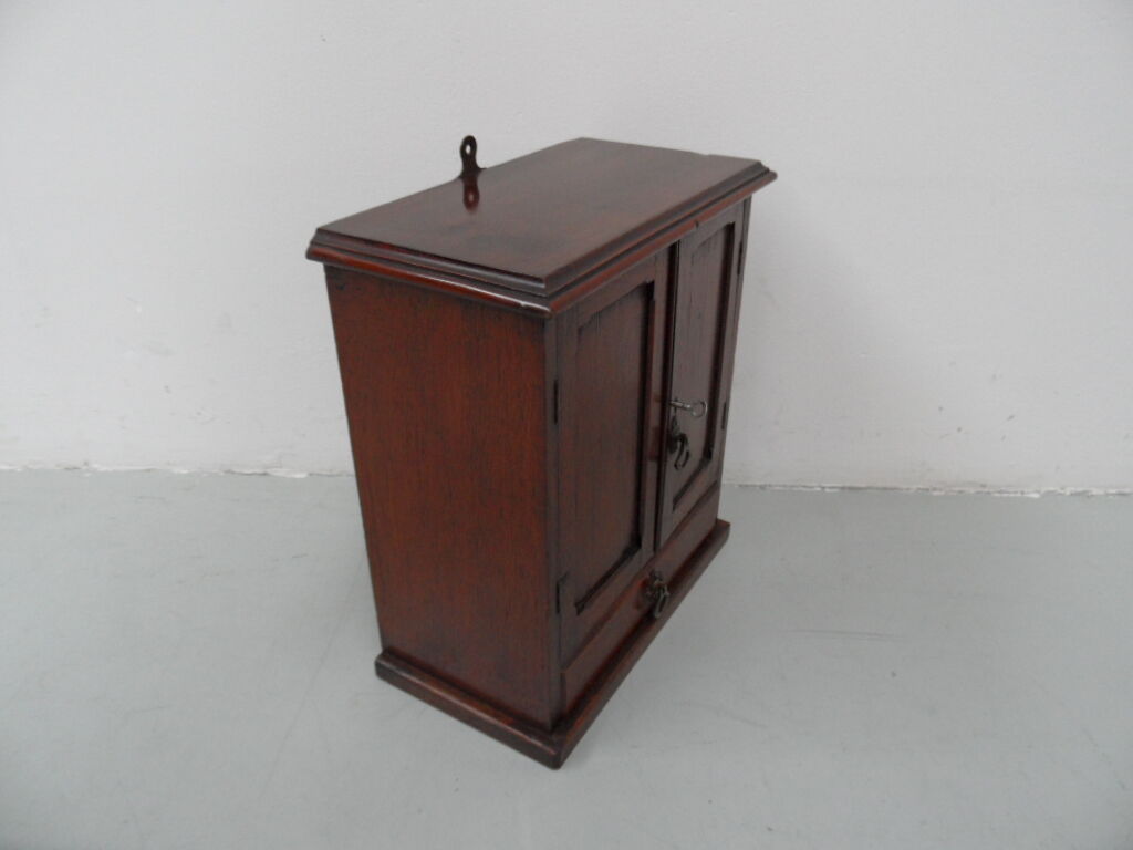 Armoire à bijoux en acajou ancien