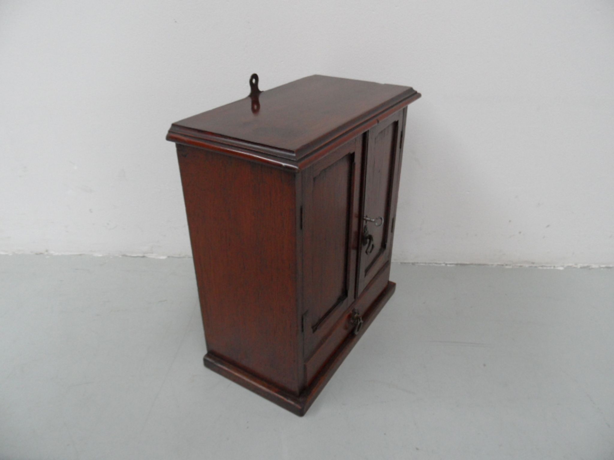 Armoire à bijoux en acajou ancien