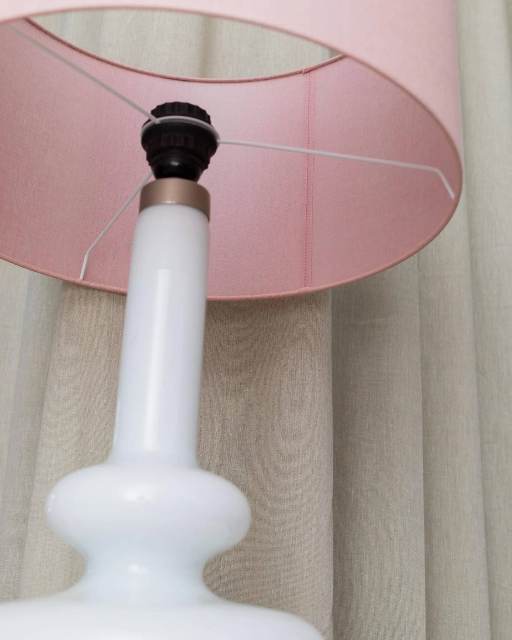 Vintage Holmegaard Plaza table lamp by Hsin-Lung Lin for Glasværk, 1970s - White glass with pink fabric shade - Elegant retro lamp, gift idea.